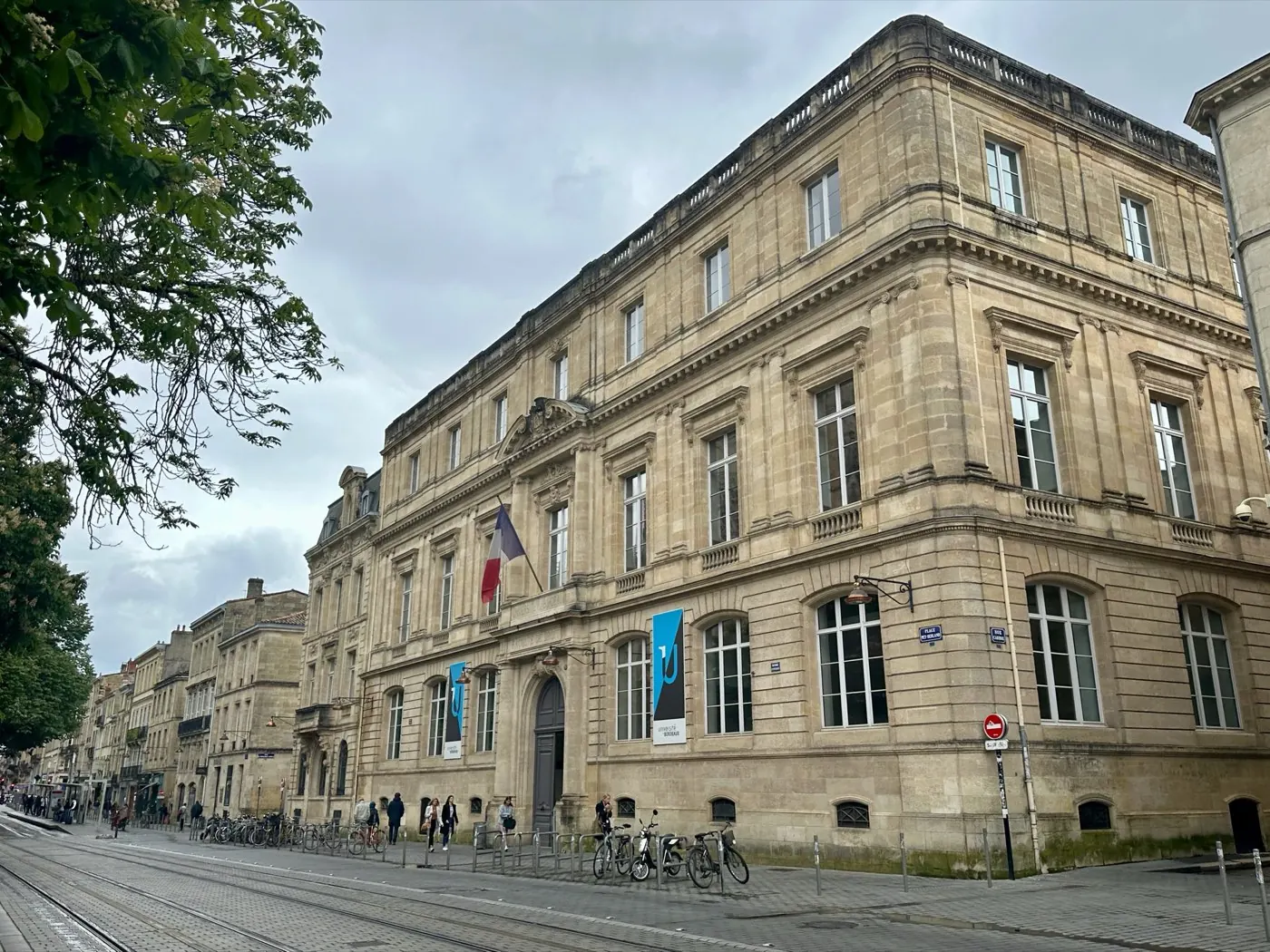 Façade d’un bâtiment de l’Université de Bordeaux, en France